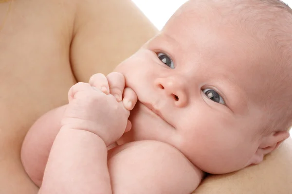 Neugeborenes in den Händen der Mutter — Stockfoto