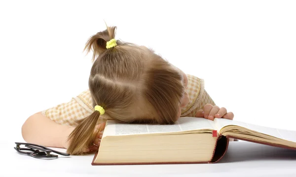 Niedlichen Kinderschlaf mit Buch — Stockfoto