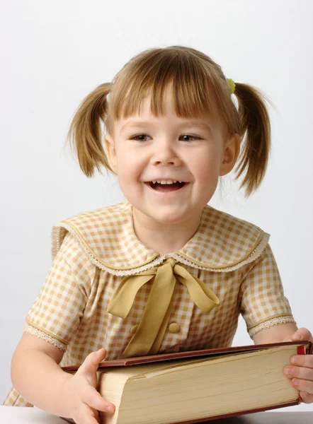 Симпатичный ребенок с книгой — стоковое фото
