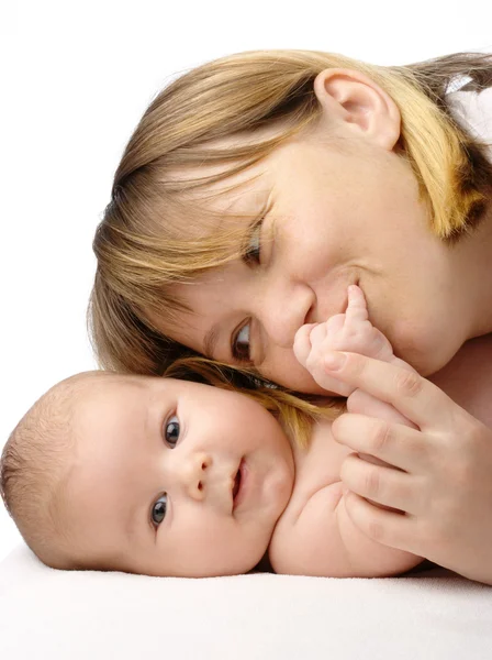 Niedliches Neugeborenes in den Händen der Mutter — Stockfoto