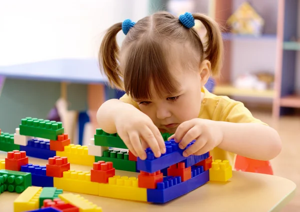 Bonito jogo infantil com tijolos de construção — Fotografia de Stock