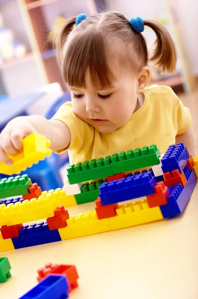 Słodkie dziecko grać z budynek cegieł — Zdjęcie stockowe