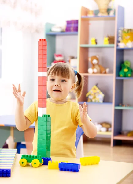 Милая детская игра со строительными кирпичами — стоковое фото