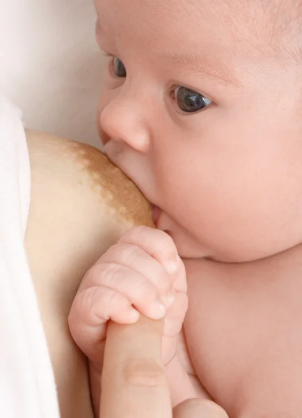 Ładny noworodka w ręce matki — Zdjęcie stockowe