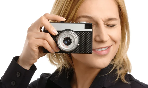 Femme prenant une photo avec appareil photo — Photo