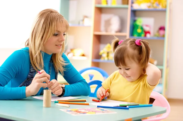 Leraar met kind in de kleuterschool — Stockfoto