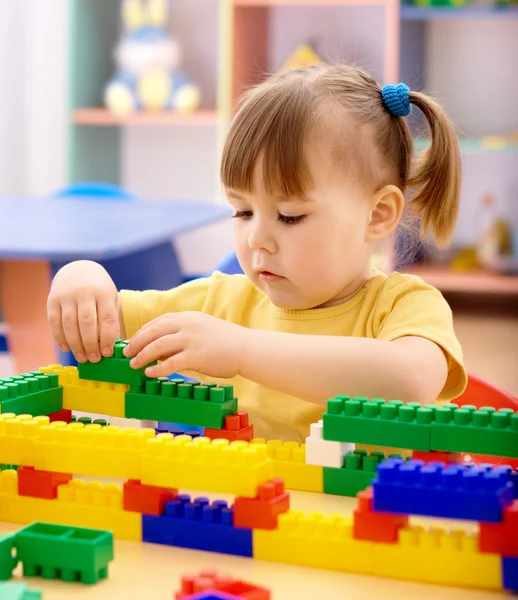 Niña jugando con ladrillos de construcción en preescolar —  Fotos de Stock