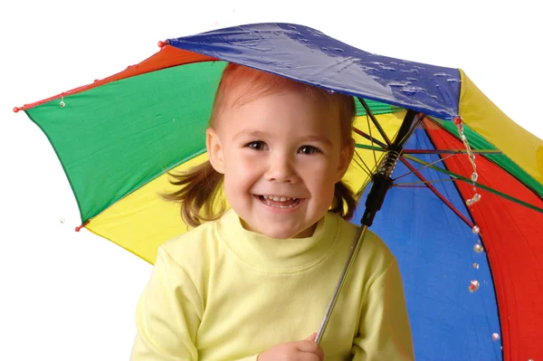 Милый ребенок ловит капли дождя под зонтиком — стоковое фото