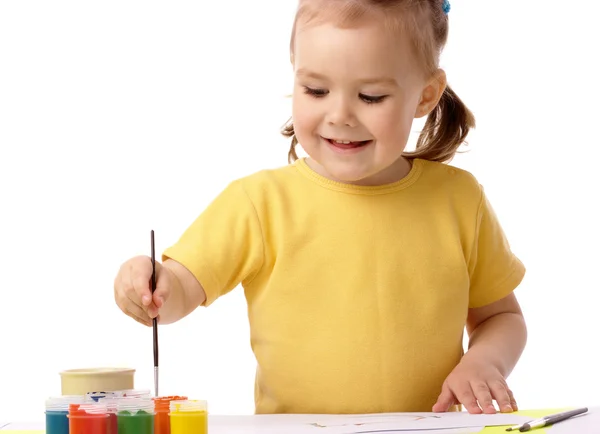 Мила дитина грає з фарбами — стокове фото