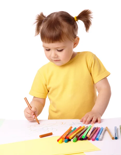 Criança bonito desenha com canetas de feltro — Fotografia de Stock
