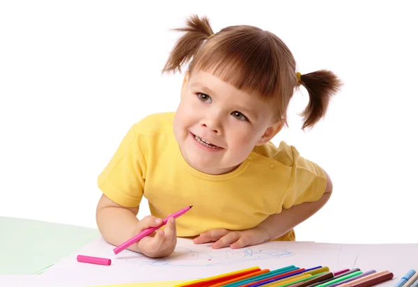 Criança bonito desenha com canetas de feltro — Fotografia de Stock