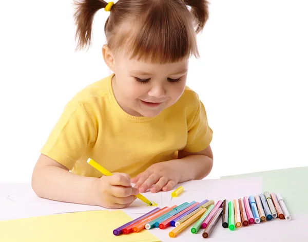 Şirin çocuk Keçeli Kalemler ile çizer. — Stok fotoğraf