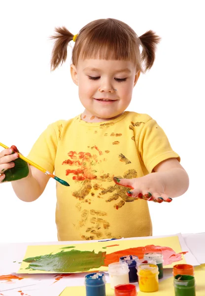 Söta barn måla hennes fingrar — Stockfoto
