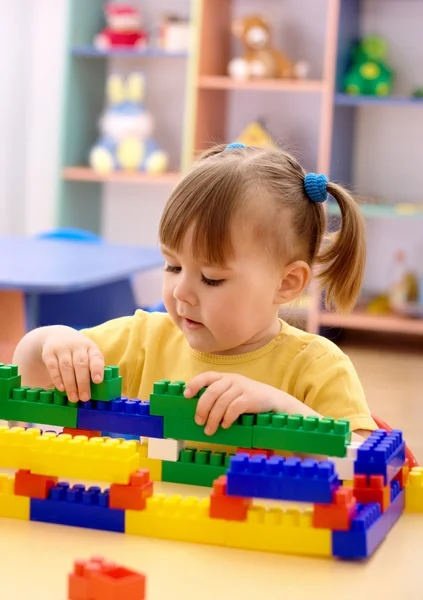 建筑砖在学龄前的小女孩玩 — 图库照片