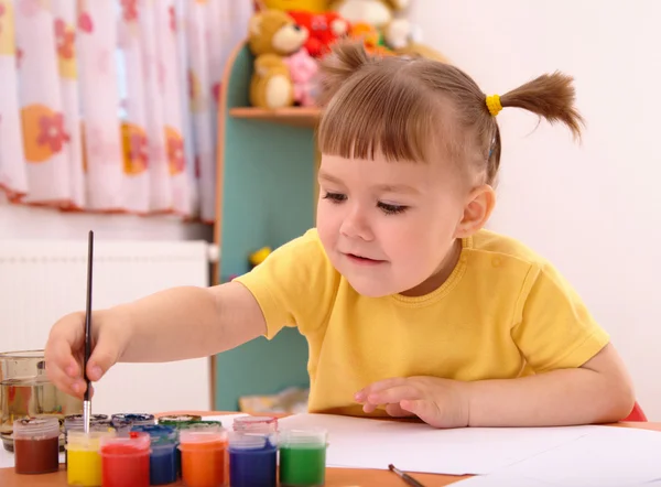 Gyermek játszani festékek az óvodában — Stock Fotó