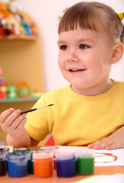 Child play with paints in preschool — Stock Photo, Image