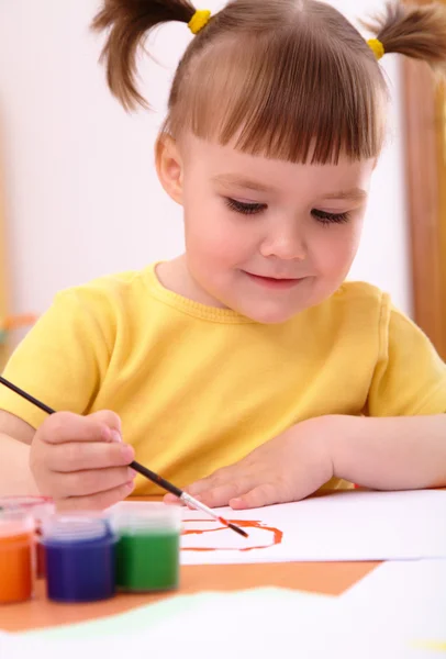 Criança brinca com tintas na pré-escola — Fotografia de Stock