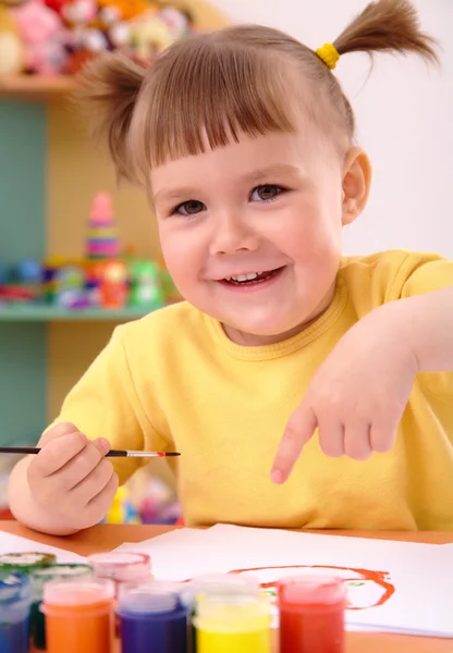 Juego de niños con pinturas en preescolar — Foto de Stock