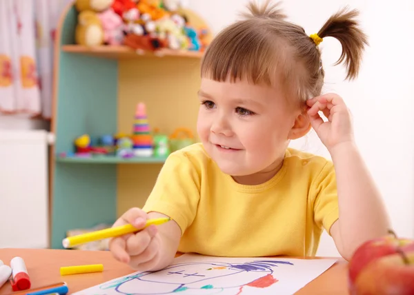Küçük kız keçeli kalemle çizin — Stok fotoğraf