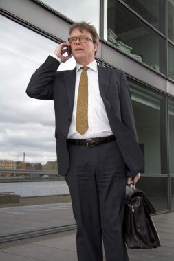 cep telefonuyla konuşan işadamı