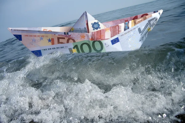 Papírové člun eura peníze — Stock fotografie