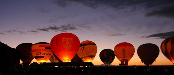 Nachtglühen. Luftballonfest Stockfoto
