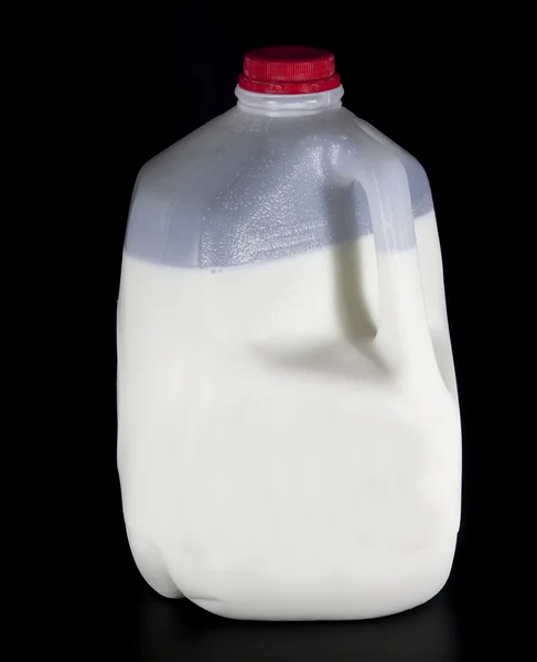 Milch auf schwarzem Hintergrund Stockbild