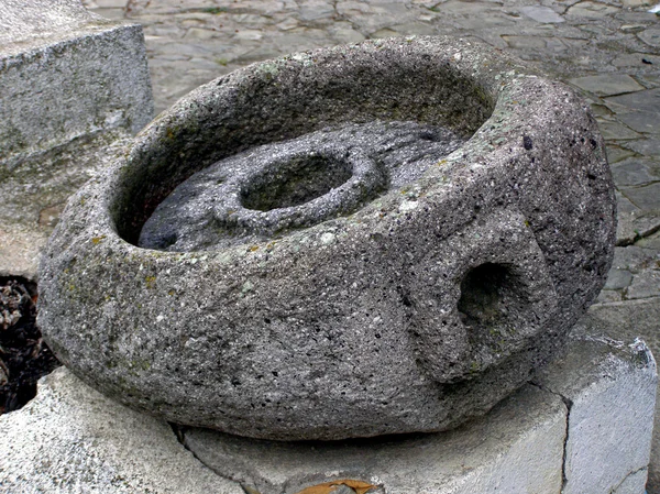 Starý mlýnský kámen — Stock fotografie