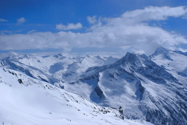 Magas hegyek a hó alatt télen — Stock Fotó