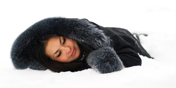 Hermosa chica durmiendo en la nieve — Foto de Stock