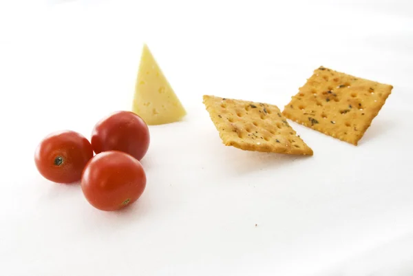 Cracker, sýra a rajčat cherry. — Stock fotografie