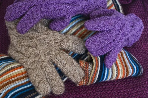 Вязаные женские перчатки — стоковое фото
