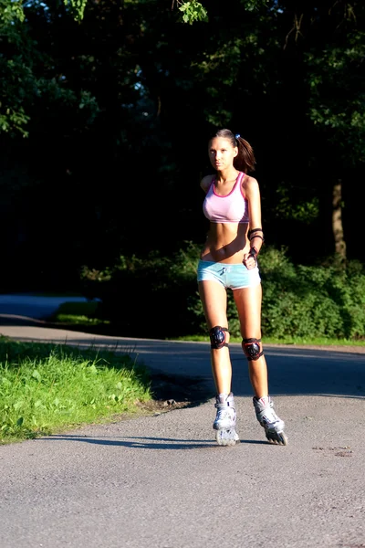 Kvinna skridskor i park — Stockfoto