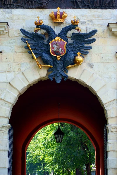 Fortress gates with emblem of Russia above — Stock Photo, Image