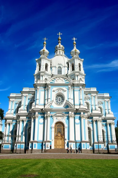 ロシアの建築。スモーリヌイ聖堂もあります。 — ストック写真