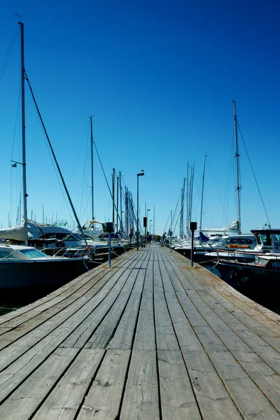Wooden pier and yachts — Stock Photo, Image