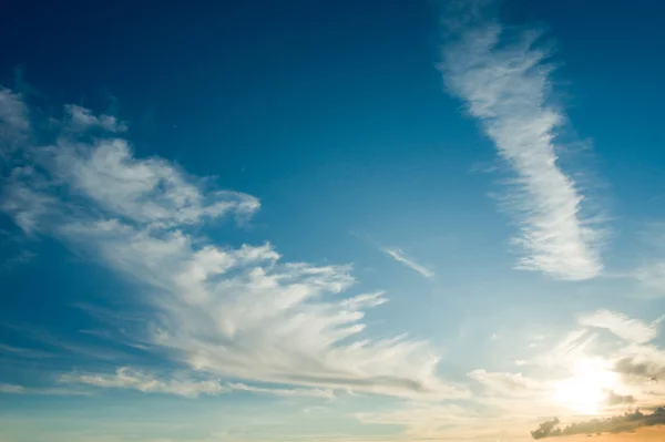 羽毛云在蓝蓝的天空 — 图库照片