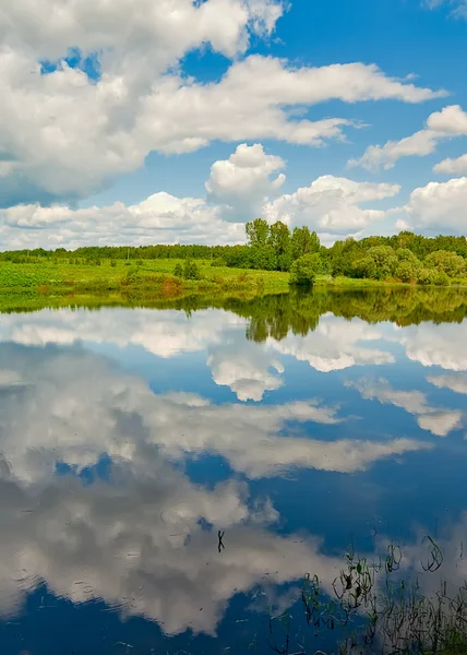 Облачное отражение в реке — стоковое фото
