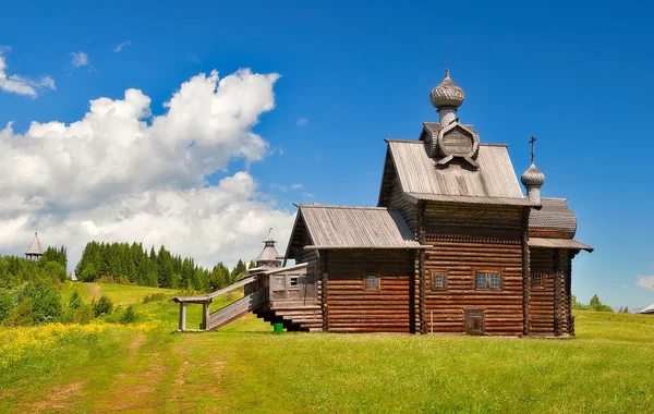 Oude Russische houten kerk — Stockfoto