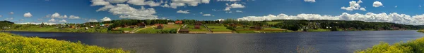 Byn över floden panorama — Stockfoto