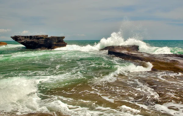 Τα κύματα παλίρροια καταβρέξει πέρα από τους βράχους — Φωτογραφία Αρχείου