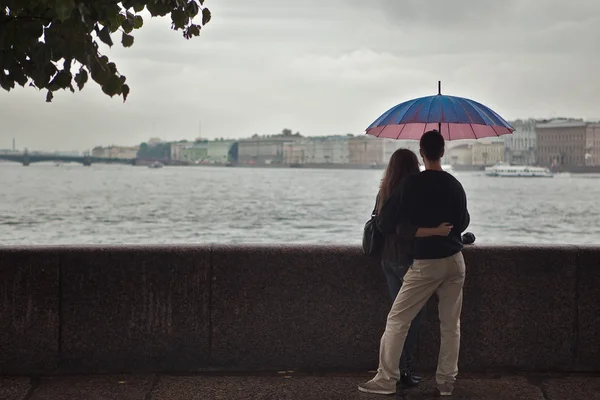 Jovem par ficar em beira-mar olhando para a cidade — Fotografia de Stock