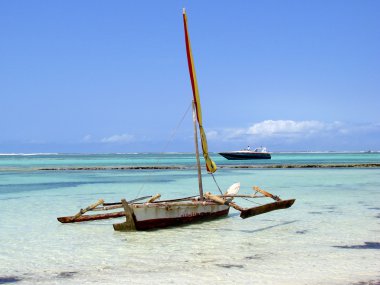 Kenya dhow kıyıya demirlemiş