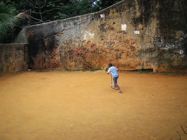 Kid that plays in a slum — Stock Photo, Image