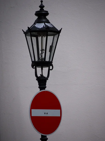 Lanterna e sinal de trânsito — Fotografia de Stock