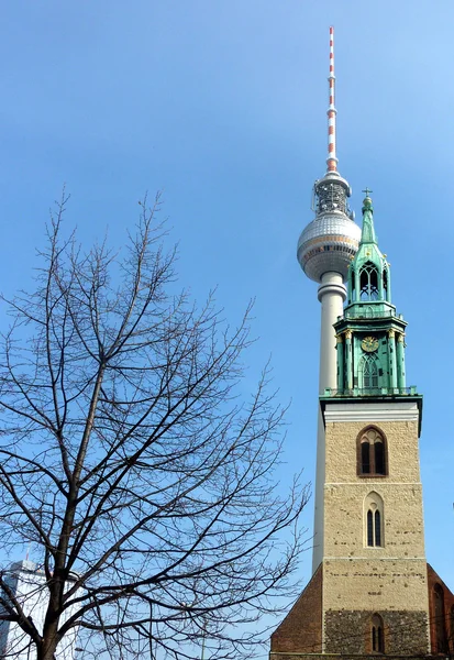 Berlínská televizní věž a marienkirche — Stock fotografie