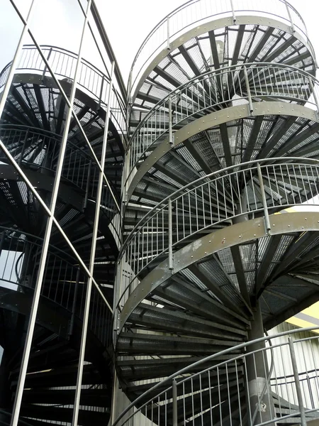 避難階段をミラーリング — ストック写真