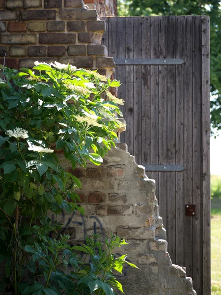 Ahırın kapısı-tuğla duvar — Stok fotoğraf