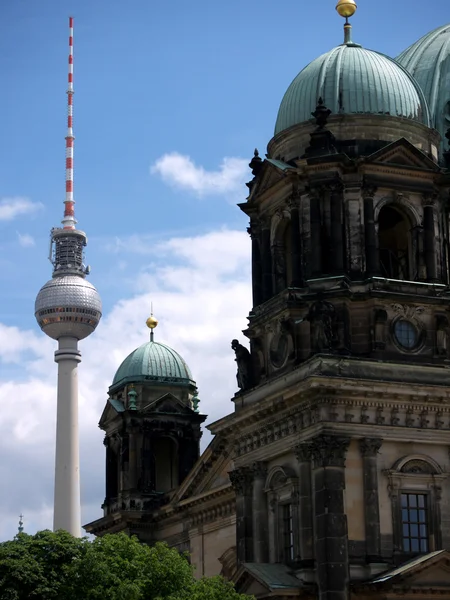 Berlínská televizní věž vedle katedrály — Stock fotografie