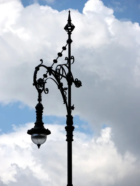 Βερολίνο-λαμπτήρας μπροστά από σύννεφα — Φωτογραφία Αρχείου